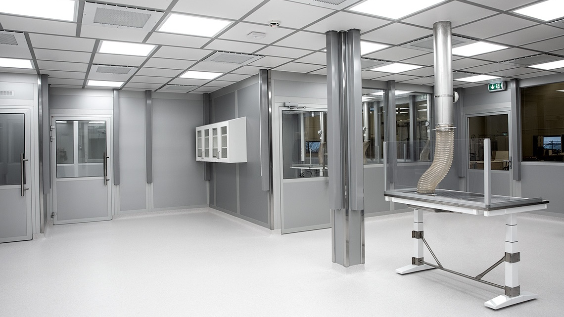 room-solutions-cleanroom-qleanspace-se-lab-2020-8451-low-res Cropped room-solutions-cleanroom-qleanspace-se-lab-2020-8451-low-res Cropped